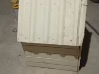 İt evi (künc damlı) - Material: taxta karkas, üstü rənglənmiş — foto 2