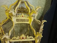 Dekorativ “fantaziya” üslubunda işlənmiş quş qəfəsi - Material: metal — 5-rasm
