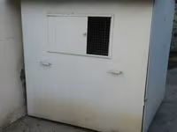 Quşxana/kümes – metal dam örtüklü, ağ rəngli, kompakt həcmli — 3-rasm