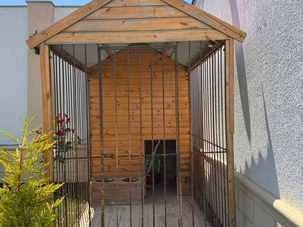 Həyət üçün iri ölçülü it volyeri və taxta it evi - Konstruksiya: Ön