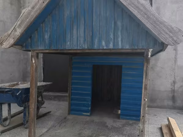 Taxta it evi - Material: tamamilə taxtadan hazırlanıb, ön və yan