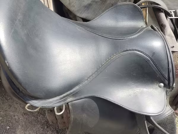 Продаю седло для верховой езды