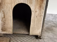 Taxta it evi - Material: qalın taxta korpus, dam və ön hissədə — foto 2