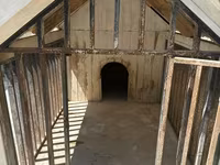 Böyük ölçülü it evi və açıq volyer - Karkas: qalın taxta — foto 2
