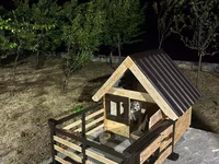Açıq hava üçün taxta it evi – eyvanlı model - Material: möhkəm taxta — الصورة 1