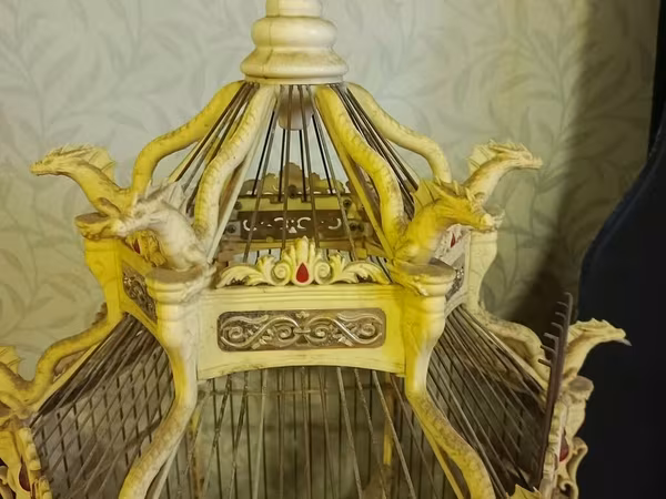 Dekorativ “fantaziya” üslubunda işlənmiş quş qəfəsi - Material: metal