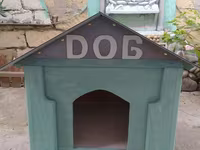 Taxta it evi - Material: möhkəm ağac konstruksiya, cüt yamaclı dam — الصورة 1