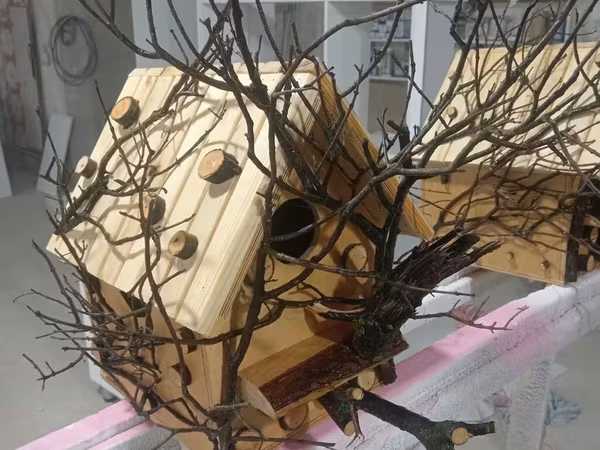Təbii ağacdan hazırlanmış dekorativ quş evi - Material: tamamilə ağac