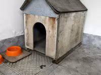 Taxta it evi - Material: qalın taxta korpus, dam və ön hissədə — foto 1